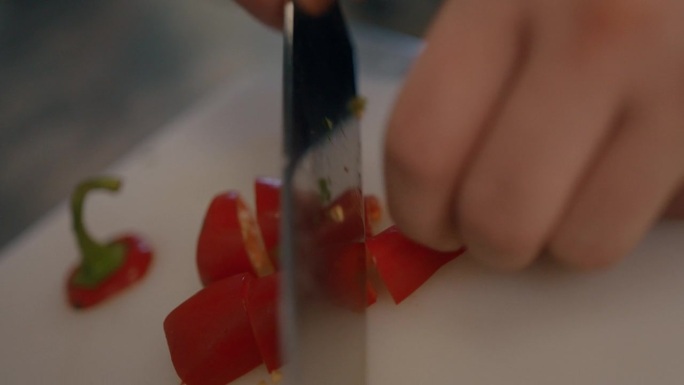 专业厨师用锋利的菜刀切红甜椒