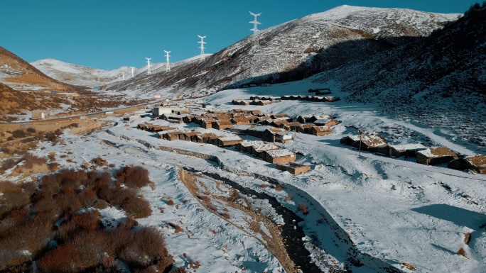 西藏雪地虫草采集地低矮房屋