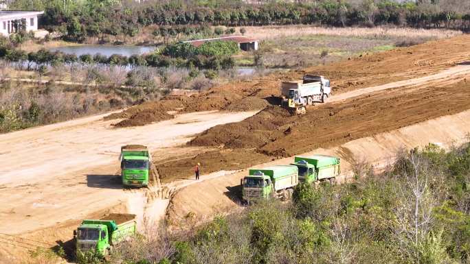 高速公路路基土方铺垫卡车拉土航拍4