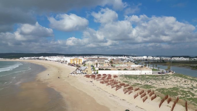 靠近海滩的加那利岛运动胜地的航拍图