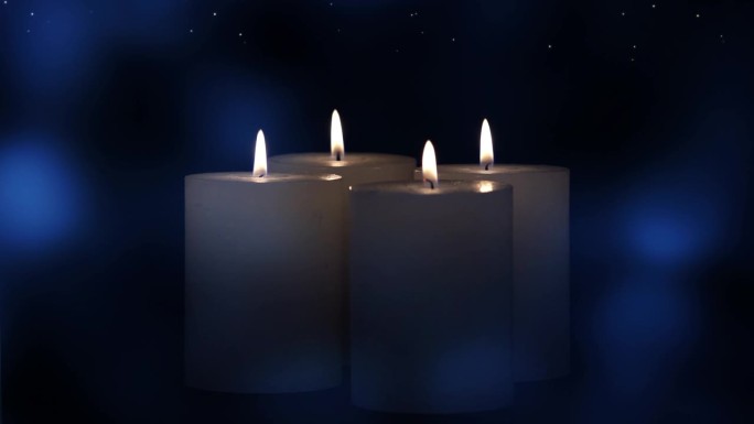 四支燃烧的白色蜡烛在深蓝色的夜晚与闪闪发光的抽象星空动画，固定装饰场景为12月的节日季节和快乐的平安