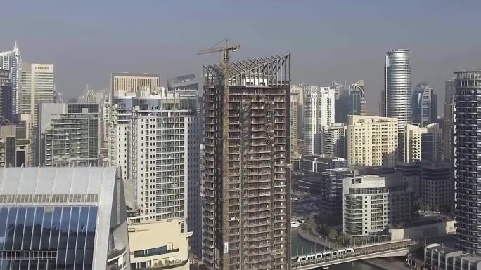 2016年12月10日，阿联酋迪拜:沿河俯瞰迪拜码头摩天大楼