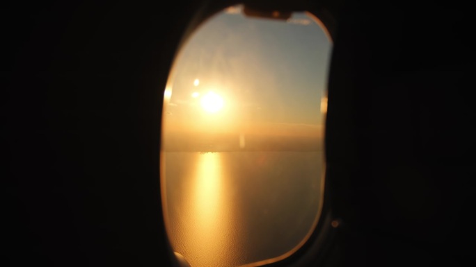 飞机飞扬，飞机羽翼和金色夕阳。宽镜头