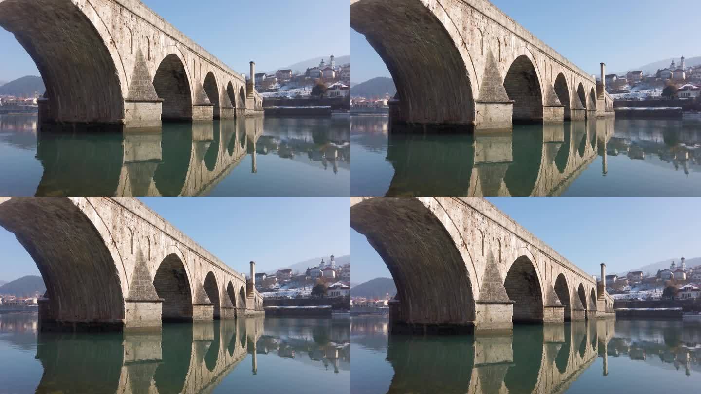 冬日里波斯尼亚德里纳河上的桥梁。穆罕默德帕夏索科洛维奇桥。