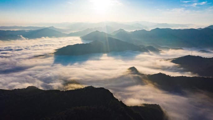 群山之间大气磅礴的云海