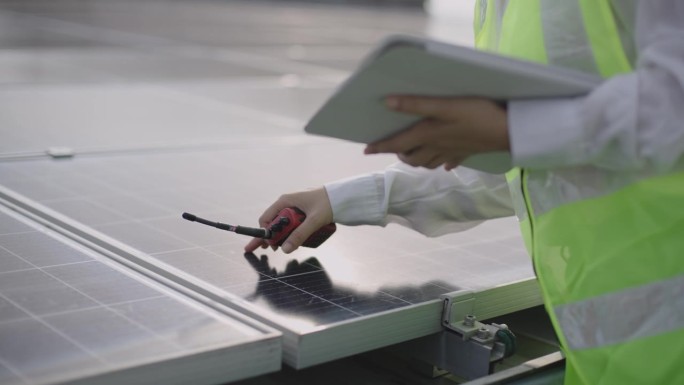 安装后工程师检查太阳能电池系统。