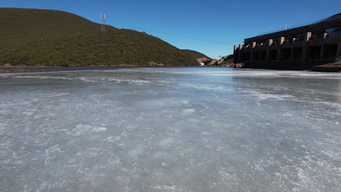 高山 湖泊 冰湖 碧绿 清澈 透彻