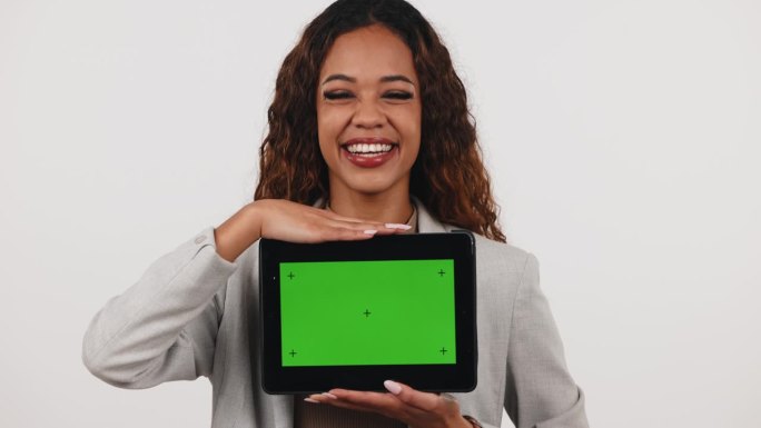 绿色屏幕，微笑和女人的脸与平板电脑在工作室与社交媒体，新闻或指南在白色背景。数码，空间和肖像女士模特