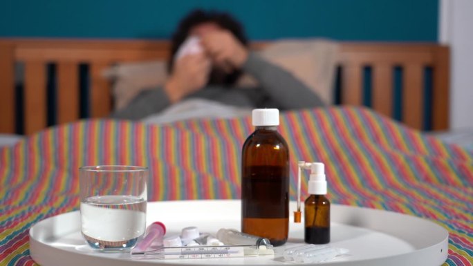 40岁男性居家发烧——出现体温计感染Covid-19冠状病毒疫情发烧后，感冒在家卧床治疗，服用抗生素