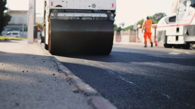 压路机。溜冰场沿着马路延伸。道路维修。沥青道路。特写镜头。高质量的全高清镜头