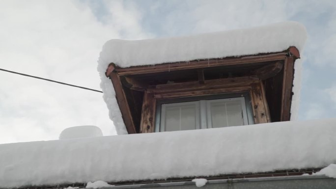 冬天，雪覆盖着农村家庭的天窗和屋顶