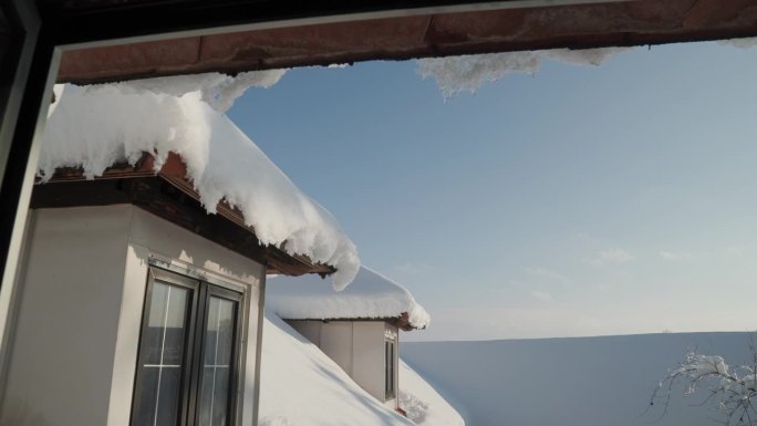 冬天，雪覆盖着农村家庭的天窗和屋顶