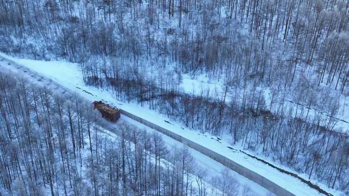 行驶在林海雪原山路上的货车