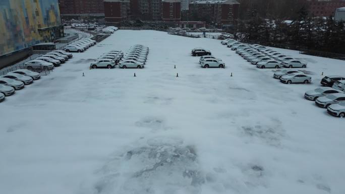 城市停车场雪景航拍