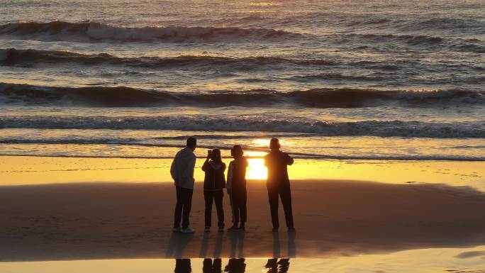 海边观看日出的人们