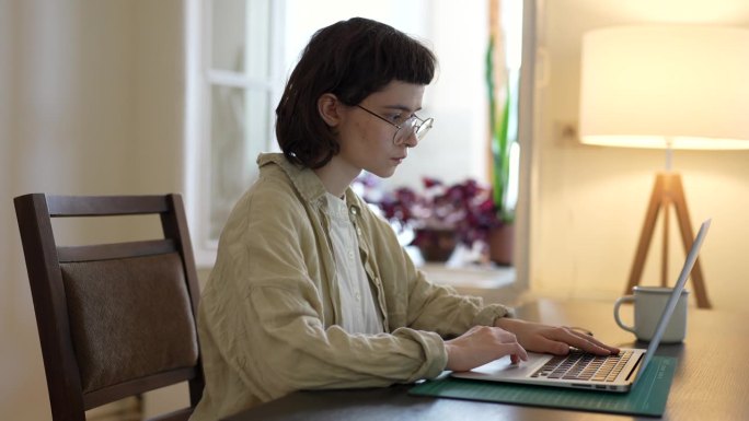 年轻女性自由职业者在网上找工作时总是盯着电脑屏幕。