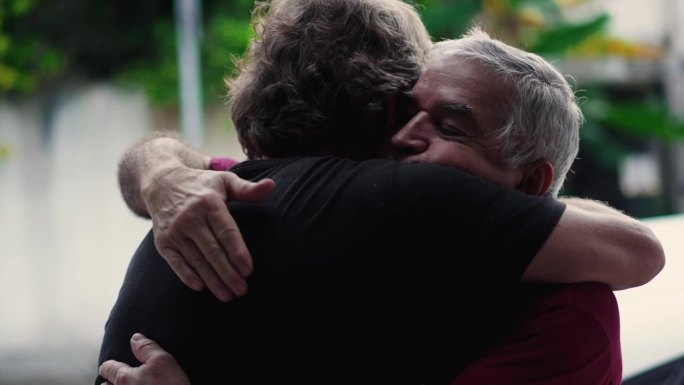 两位老人告别时的真爱拥抱，老人温暖的拥抱，现实生活中的家庭联系和亲情
