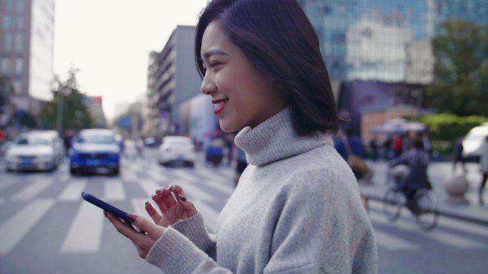 美女逛街看手机微笑开心都市白领生活