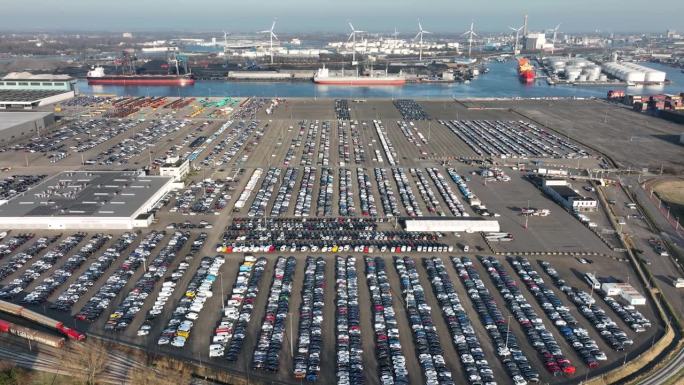 荷兰阿姆斯特丹韦斯特港工业港的汽车码头停车场储存装货区准备分配的航拍图。