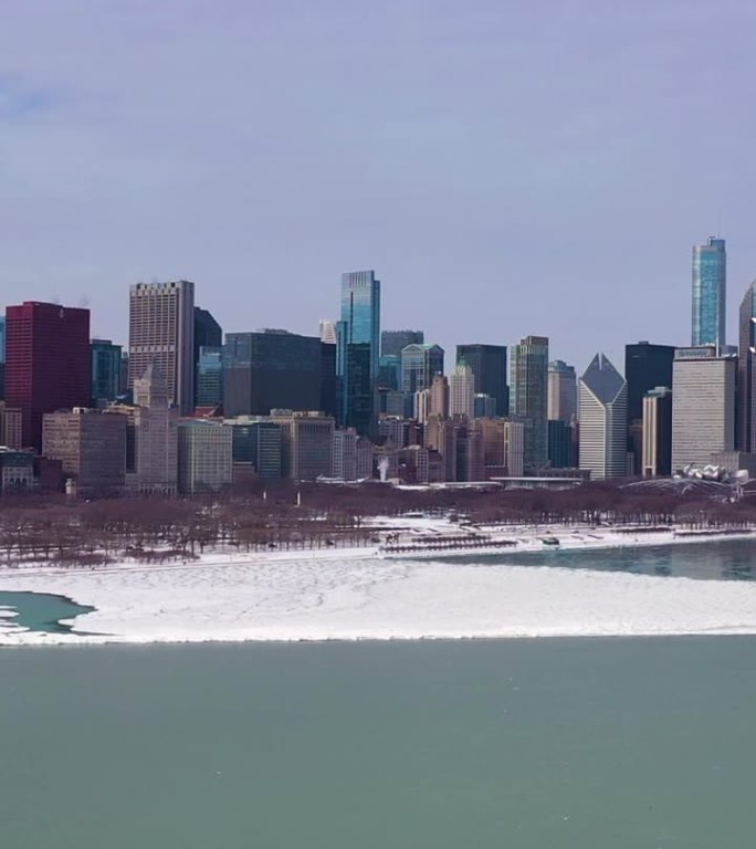 冬日的芝加哥和密歇根湖的城市天际线。鸟瞰图。美国。垂直视频