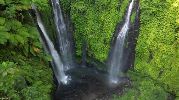 空中拍摄的斐济瀑布位于印度尼西亚巴厘岛的莱穆基，布莱伦