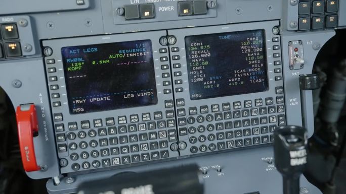 飞机控制台显示雷达和导航数据的全彩，主动矩阵屏幕的高级喷气机