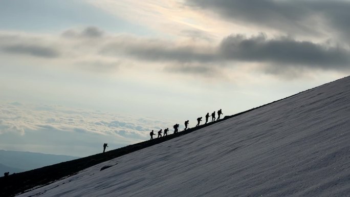 迷失在雪峰上的时光:登山者难忘的回忆