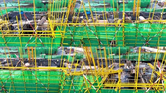 清晨工地工人施工