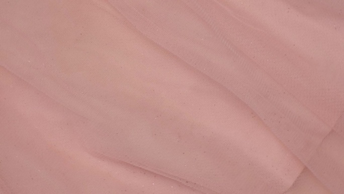 柔软的雪纺细节纹理。天然网眼织物近距离编织图案。粉红光聚酯表面。旋转,宏。舒适的纺织背景。衣服的生产