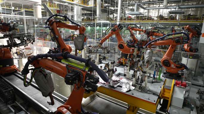 汽车工厂生产车间自动化机械作业4k素材