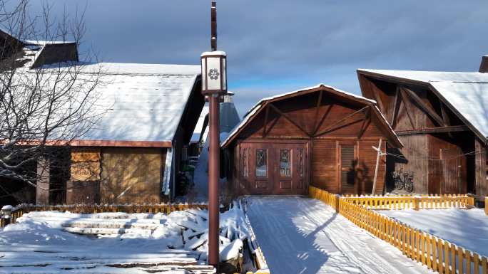 敖鲁古雅鄂温克族猎人民居雪景