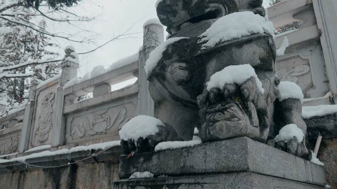 云南景点香格里拉冬季雪景石狮藏式寺庙