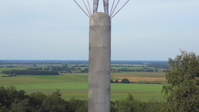 利连塔尔纪念碑飞山夏天德国。令人惊叹的空中俯瞰飞行，从无人机升空
4k电影胶片