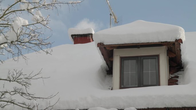 冬天大雪覆盖着家，烟囱冒着烟