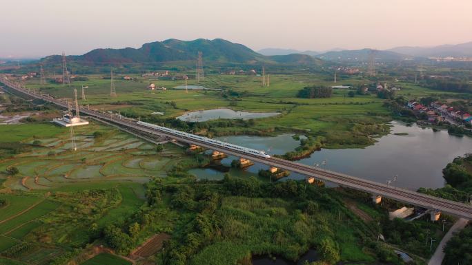 高铁穿过田野