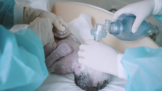 新生儿出生的第一刻，产妇医院里妈妈抱着婴儿的特写镜头。新生儿幼年2分钟，医院产房。新生儿重症监护病房