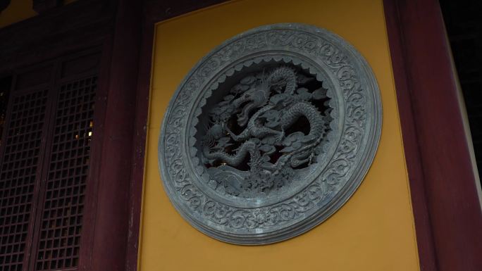 寺庙墙壁上龙的图案雕刻