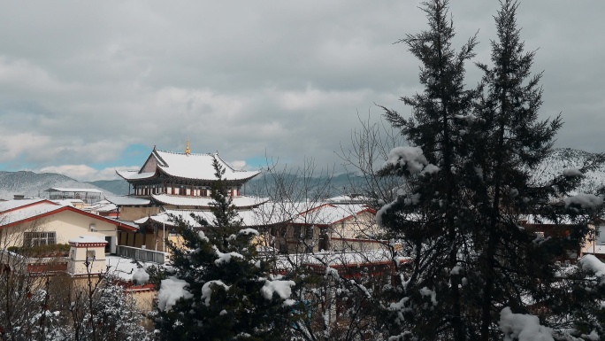 云南景点香格里拉冬季雪景寺庙