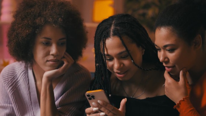 三位非裔美国女性在社交媒体上讨论名人新闻和八卦