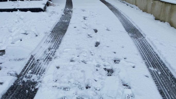 雪天路上的轮胎痕迹