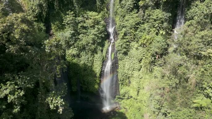 彩虹在斐济瀑布(被称为三重瀑布)，巴厘岛，印度尼西亚