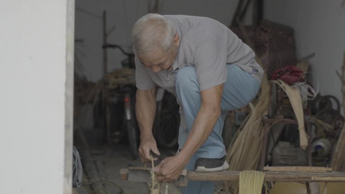 传统手工艺人编竹框