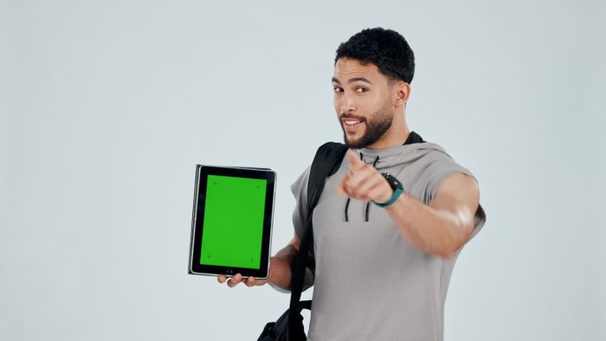 快乐的人，私人教练和平板电脑的绿色屏幕，报名或模拟工作室的背景。肖像男指科技显示在健身、动机或加入会