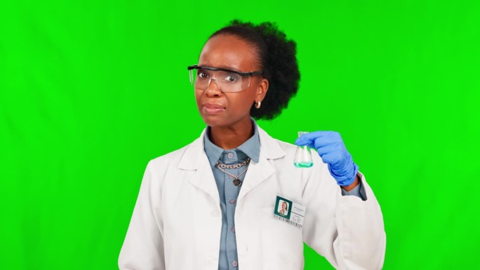 化学，绿幕和女科学家在一个工作室闻玻璃烧杯里的液体。赞赞，科学实验和非洲女化学家的肖像，没有色度键背