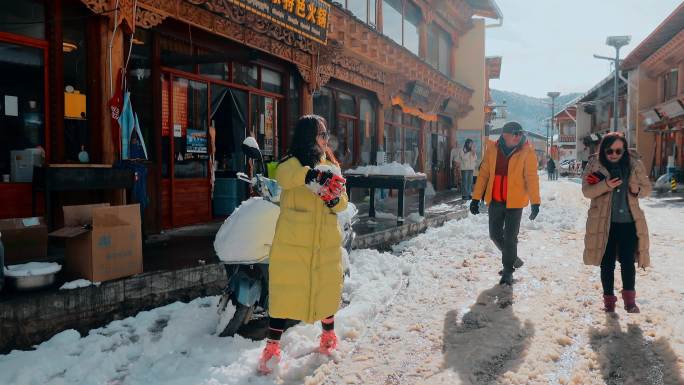 云南景点香格里拉冬季藏区街道游客快递小哥