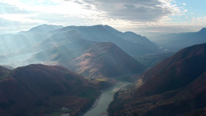 航拍丁达尔壮丽河流山川延时空镜阳光