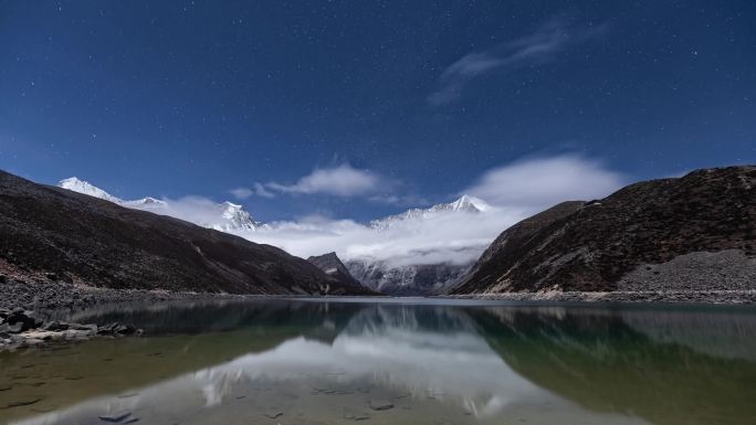 雪山圣湖 宁静的湖面雪山的倒影 风起云涌