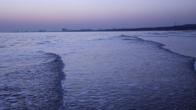 4K唯美日落时沙滩上的海浪