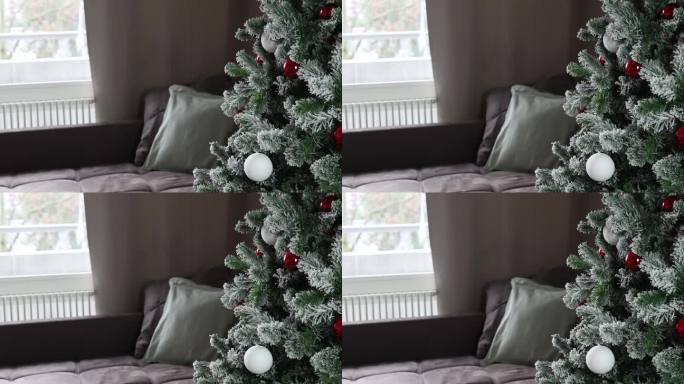 灰色沙发前的圣诞树，客厅细节特写