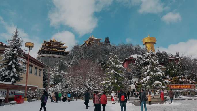 云南景点香格里拉冬季雪景寺庙金色转经筒